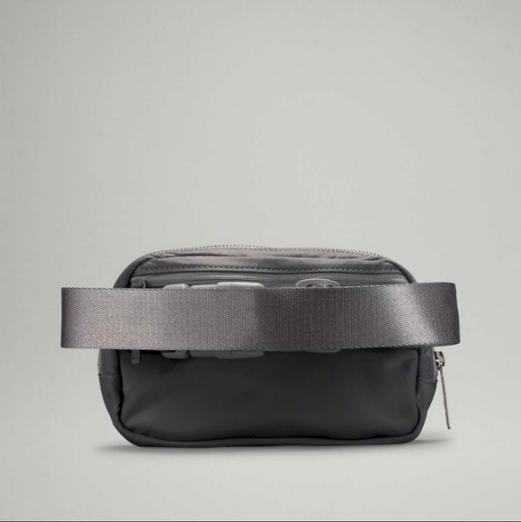 Lululemon carry everything bag dark grey NWOT - Picture 4 of 4